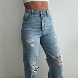 Levi’s Ribcage Straight Ankle Light Blue Distressed Jeans